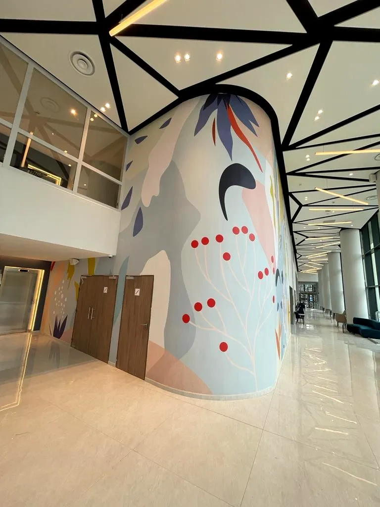 Hôtel Sheraton, Nice : toile Jet Tex encollée sans raccord, mur courbe double hauteur