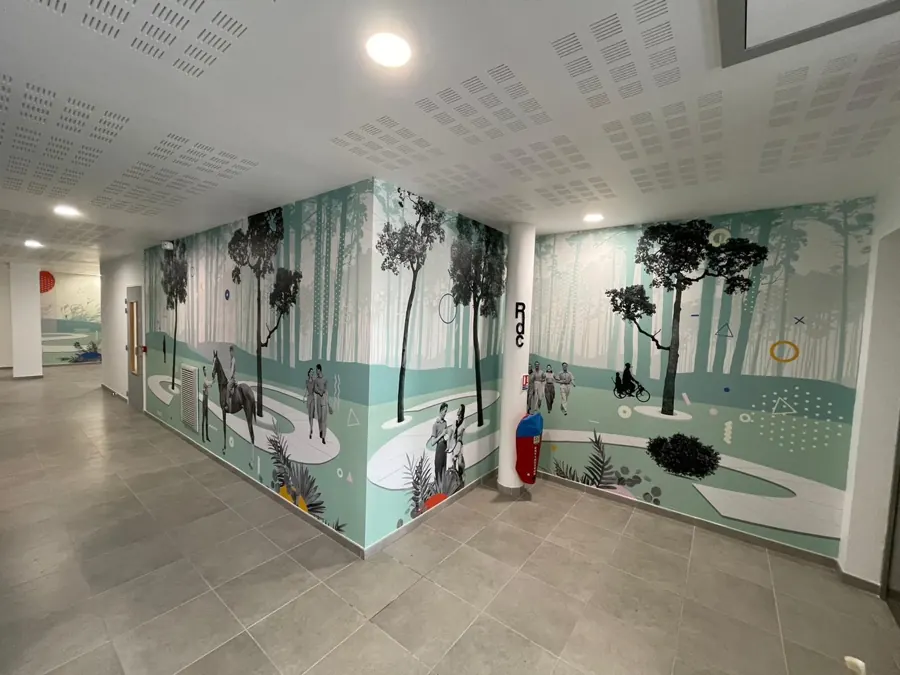 Hall d'établissement : toile encollée panoramique illustrée, murs en angle