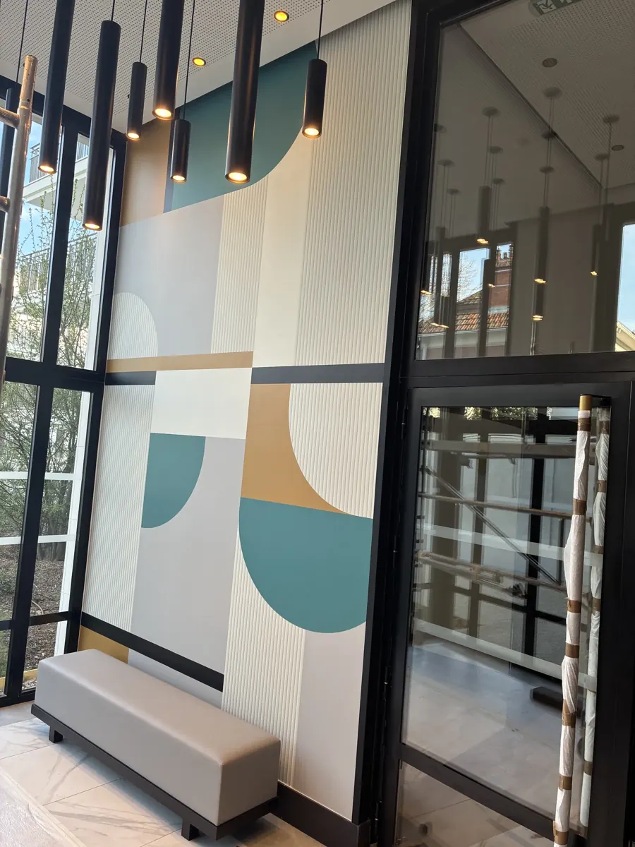 Hall d'immeuble : toile murale encollée motif géométrique, mur double hauteur