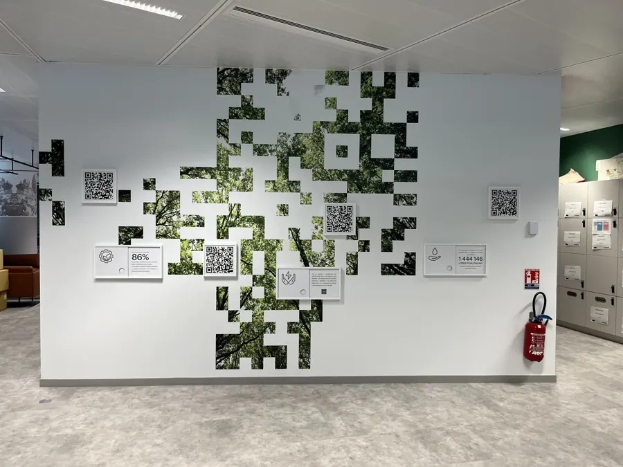 Hall de bureaux : décor mural imprimé effet pixels végétal