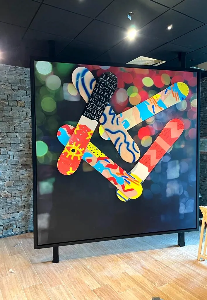 Club Med, Tignes : décor mural 3D, toile imprimée et snowboards en relief