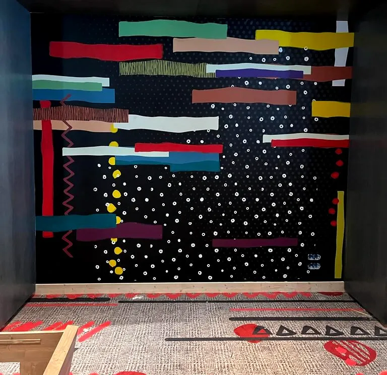 Espace détente : décor mural graphique coloré