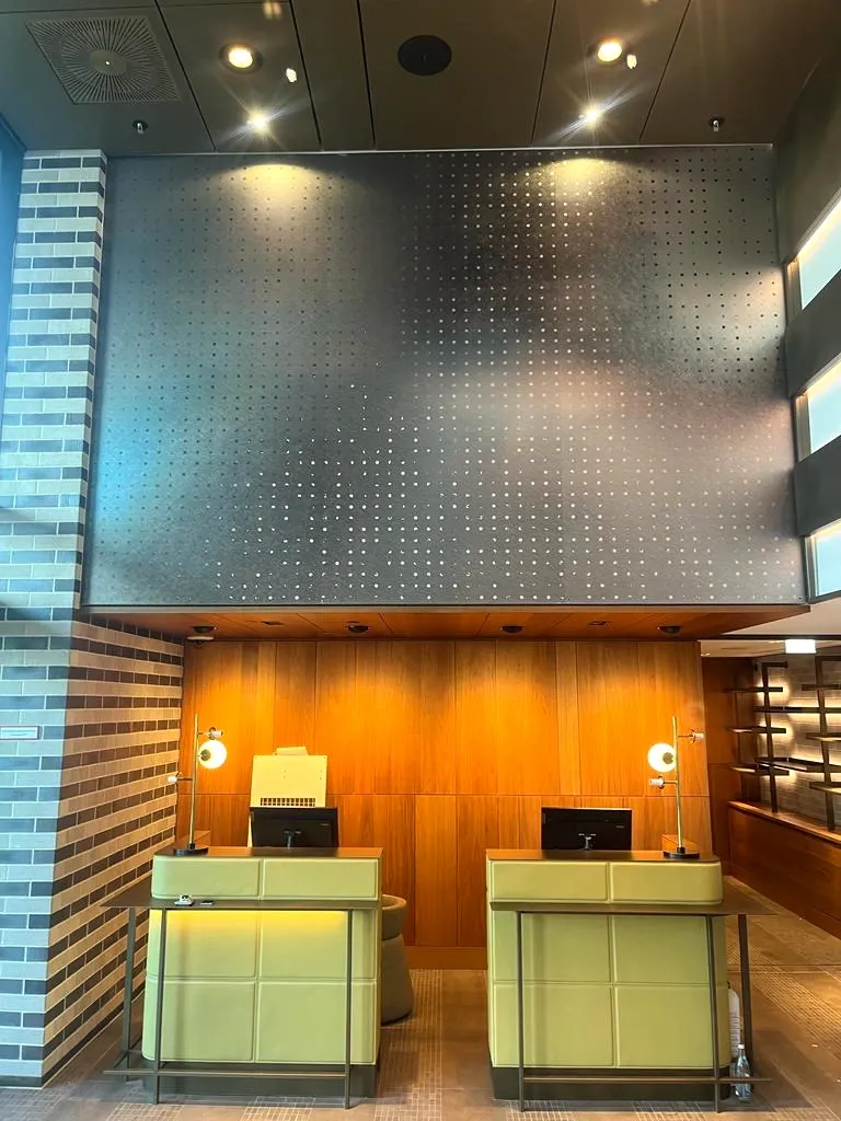 Hôtel Marriott, Munich : panneau Dibond perforé, réception