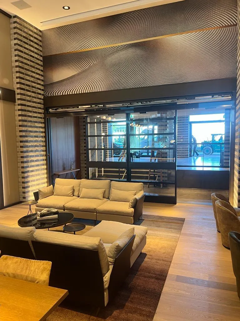 Hôtel Marriott, Munich : bandeau Dibond imprimé effet ondes, lobby