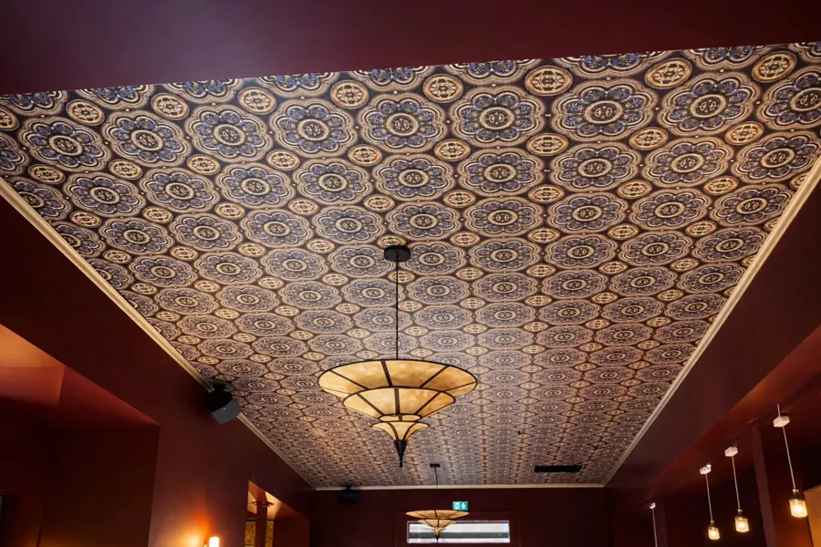 Restaurant Kubaba, Paris : plafond en toile encollée imprimée, motif oriental