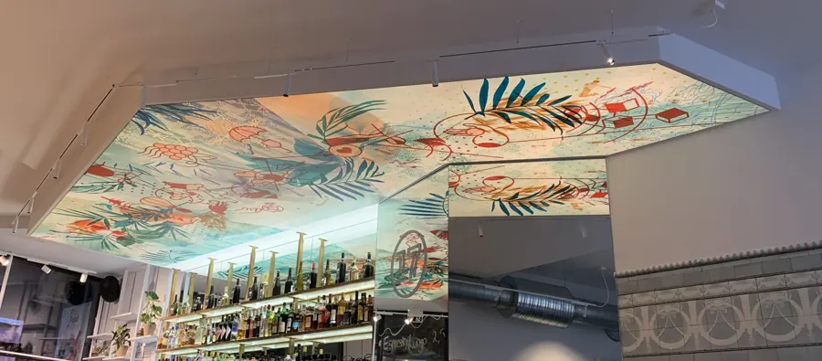 Bar : plafond en toile tendue rétroéclairée LED, motif tropical