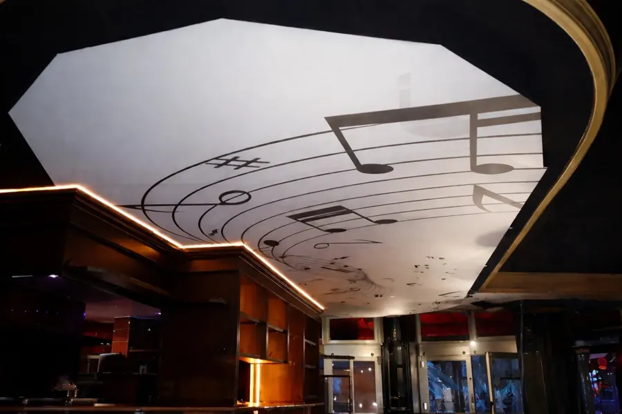 Restaurant, Paris : plafond en toile encollée imprimée, notes de musique