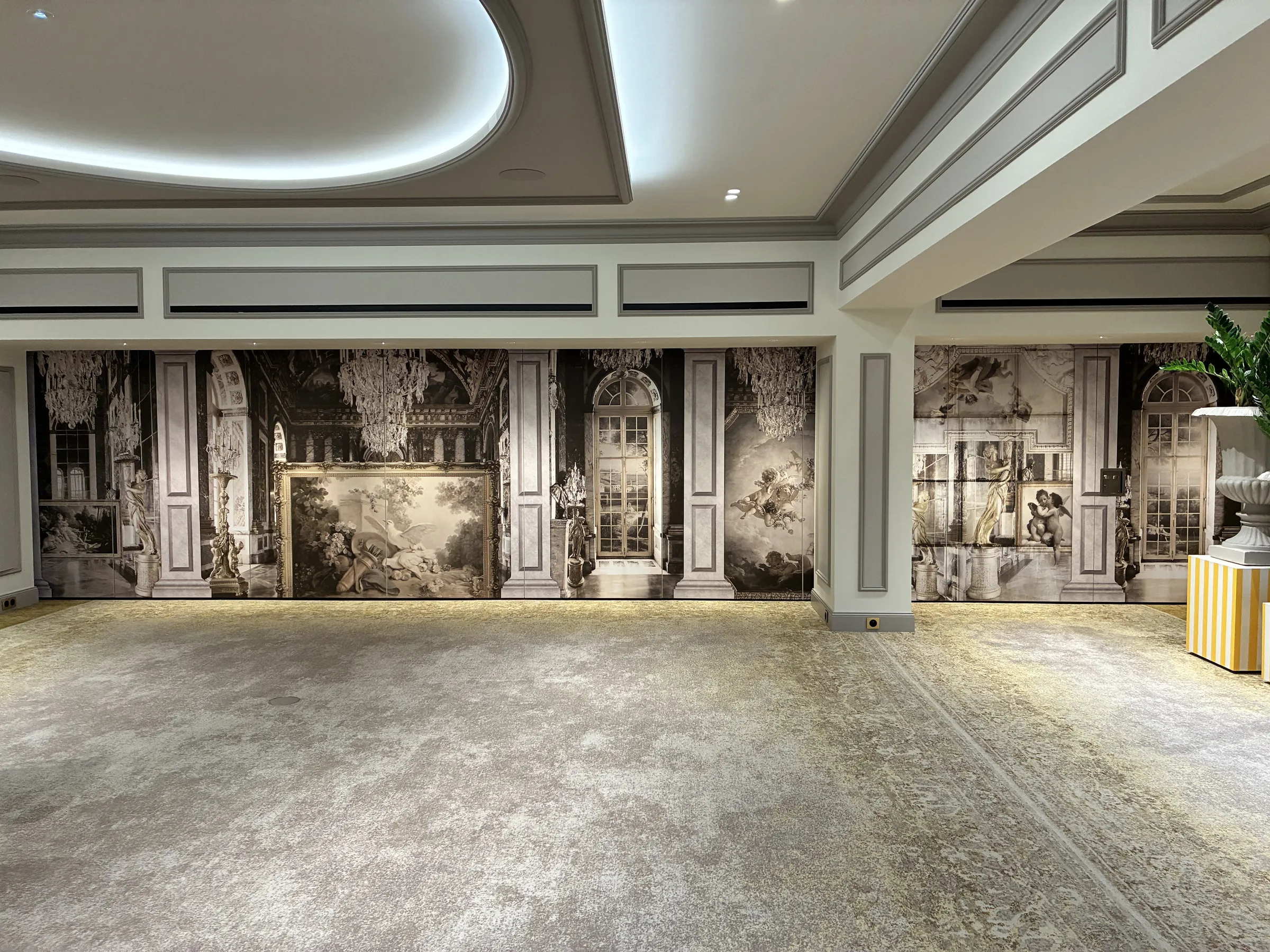 Hôtel Negresco, Nice : adhésif imprimé trompe-l'œil sur mur de portes techniques