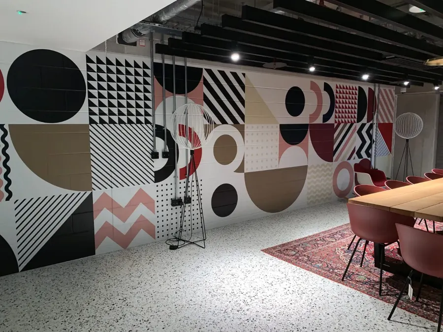 Hôtel, Wembley (Londres) : vinyle imprimé graphique sur mur en parpaing