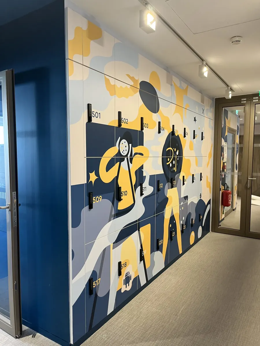 Google, Paris : covering de casiers en vinyle imprimé illustré