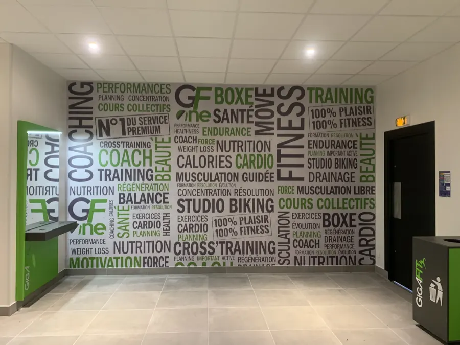 Salle de sport Gigafit, Villabé : vinyle mural imprimé typographique