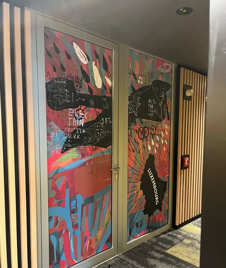 Hôtel Moxy, aéroport de Luxembourg : vinyle adhésif imprimé sur portes