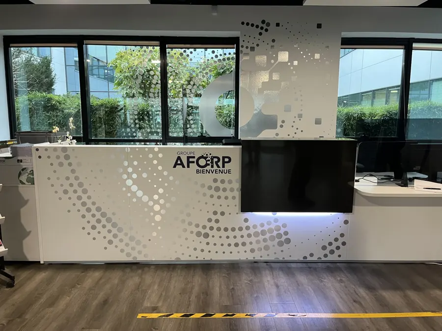 Centre de formation AFORP : covering du comptoir d'accueil et des vitrages