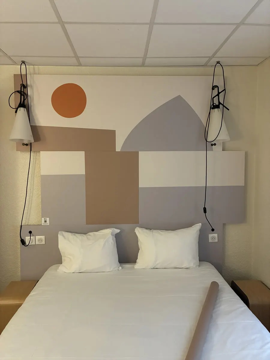 Hôtel Ibis : tête de lit en vinyle adhésif imprimé