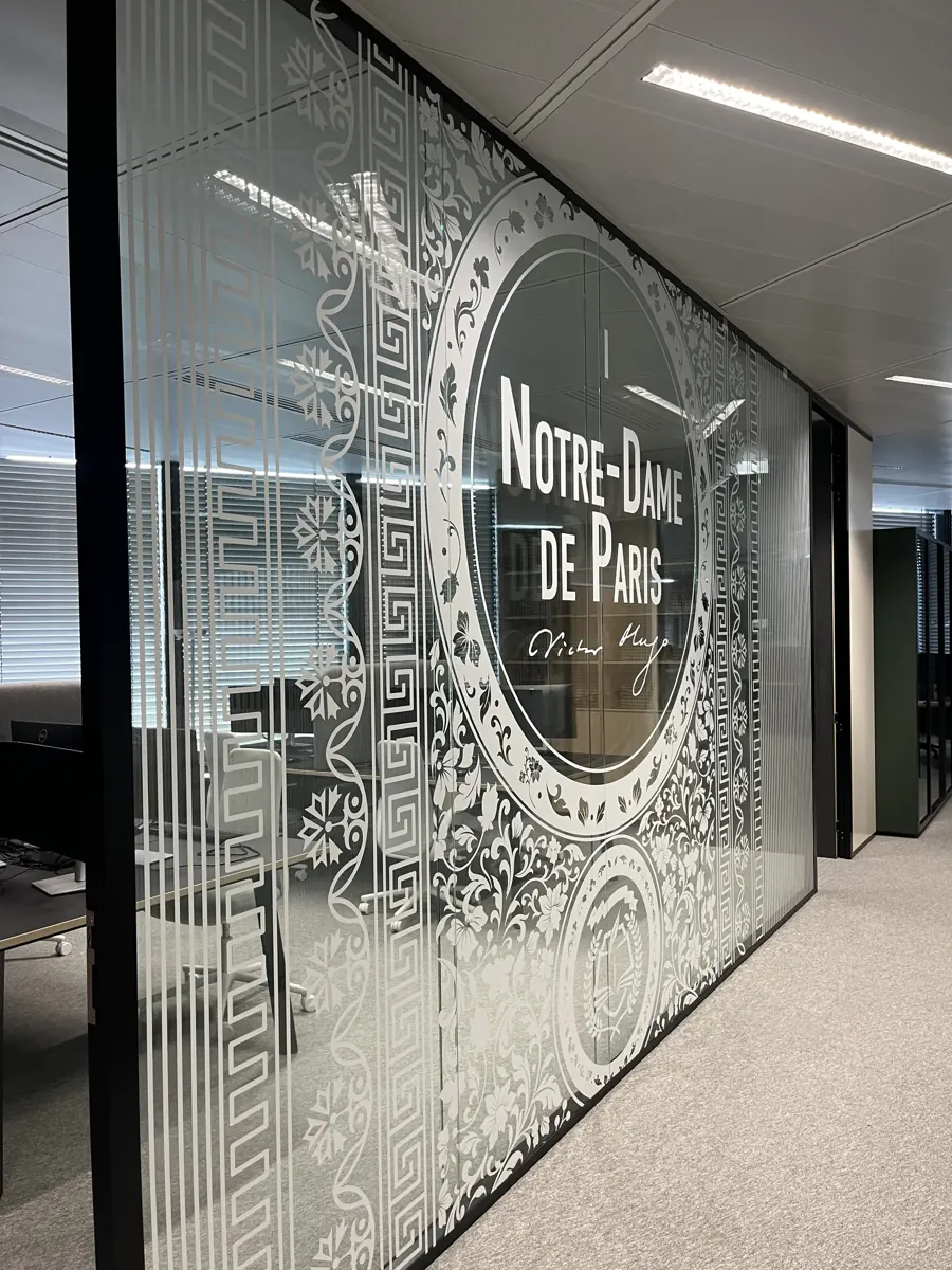 Bureaux : vitrophanie dépolie, nom de salle « Notre-Dame de Paris »