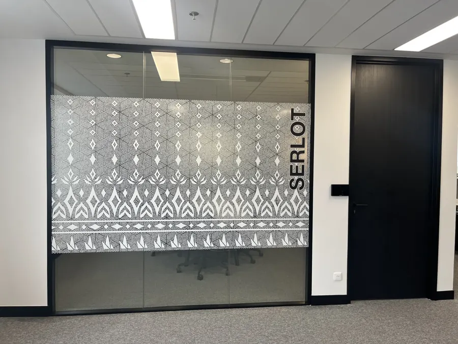 Bureaux, salle de réunion Serlot : vitrophanie ultra clear imprimée