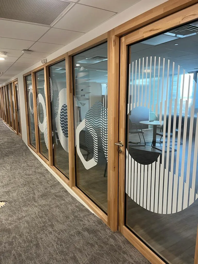Couloir de bureaux : vitrophanie dépolie découpée sur cloisons vitrées