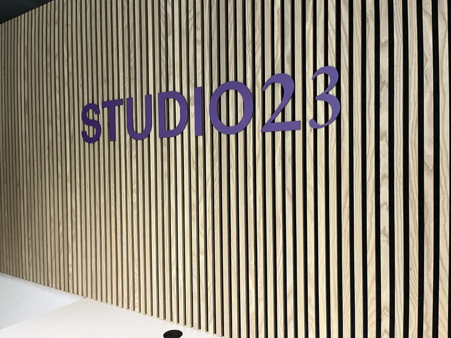 Studio23 : lettres en relief sur mur à tasseaux