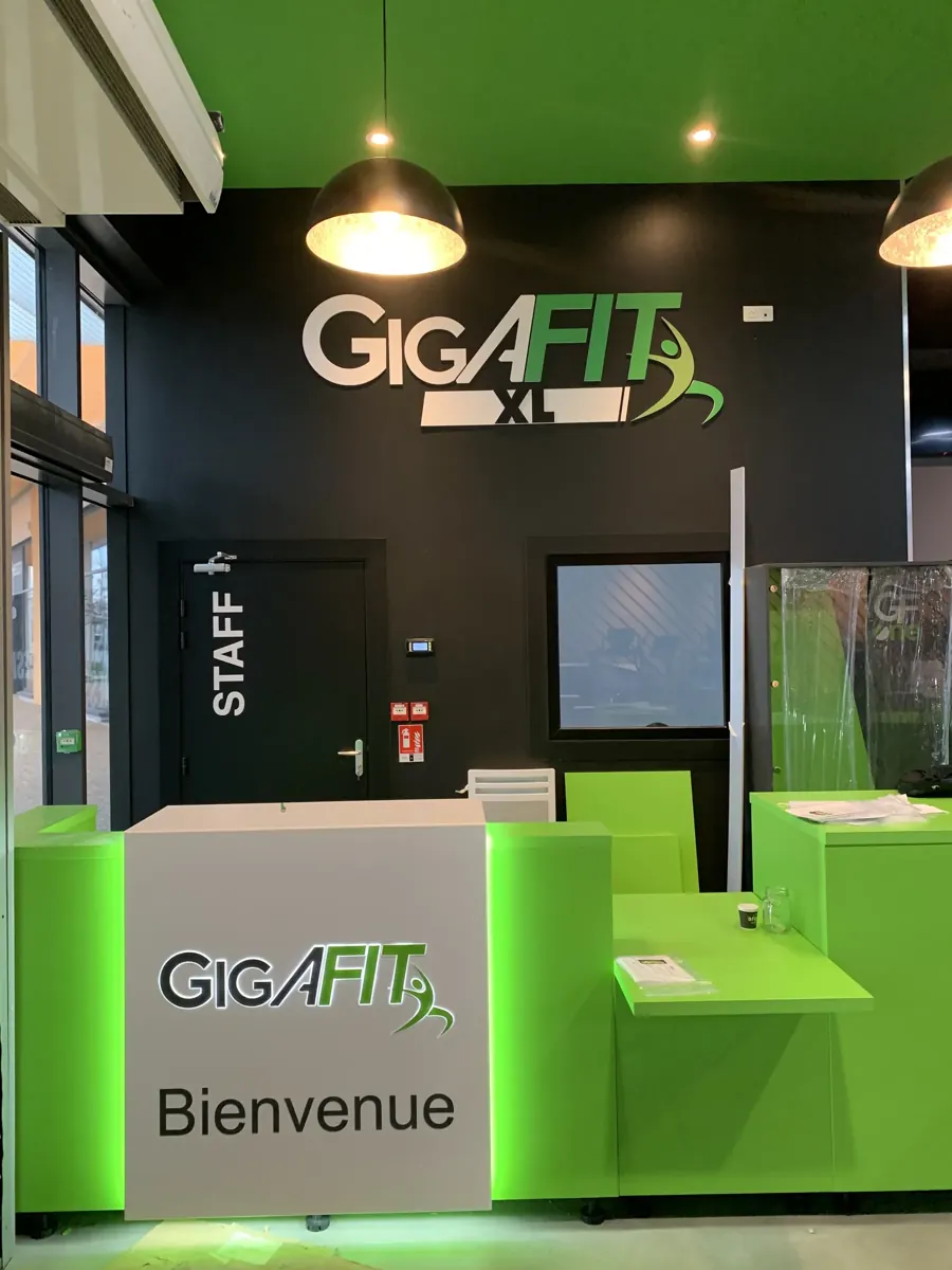 Salle de sport Gigafit : logos et lettrage de l'accueil
