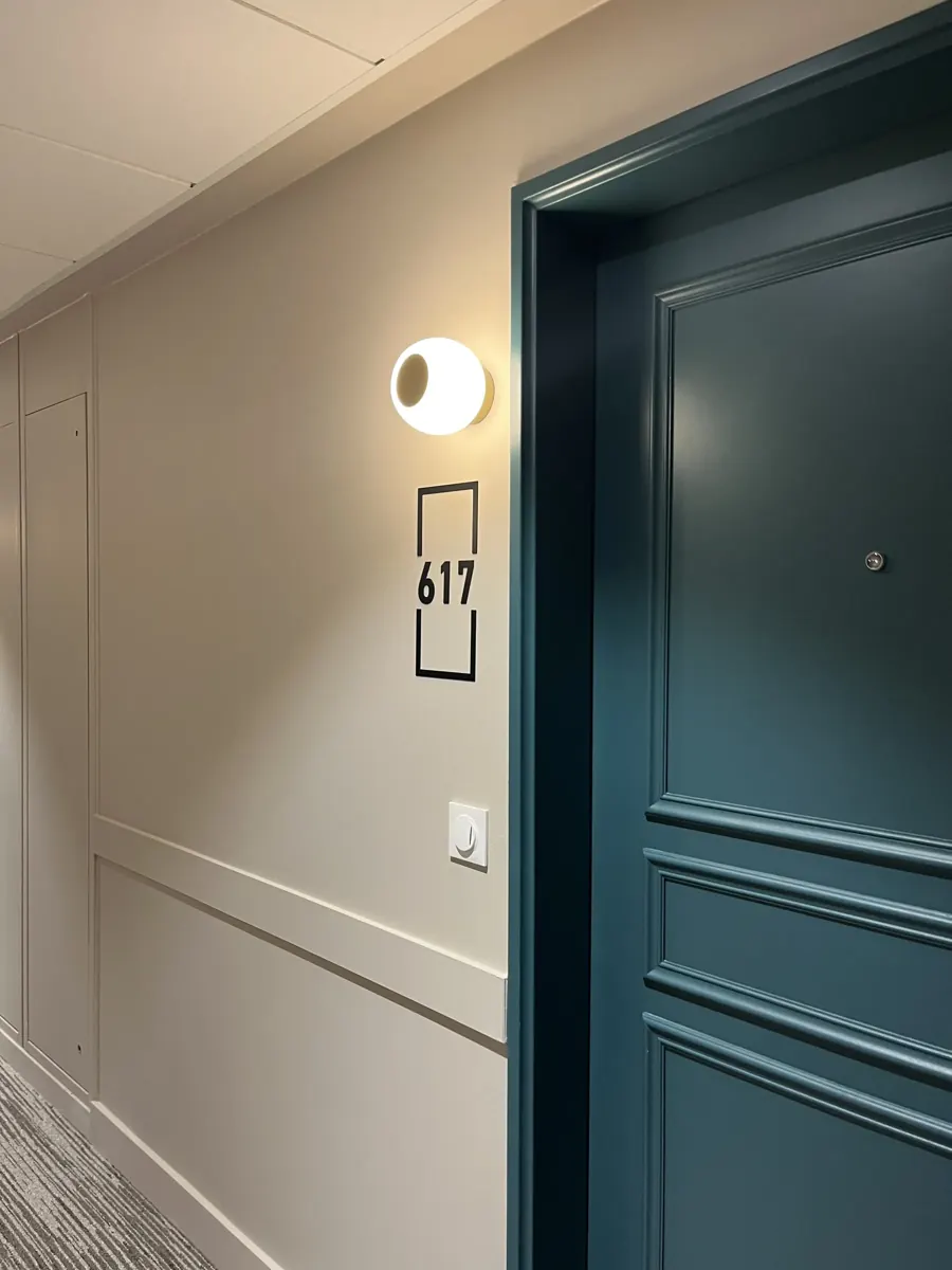 Hôtel : plaque de numéro de chambre