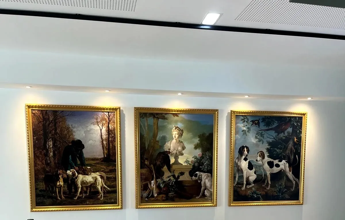 Hôtel SLS, Barcelone : triptyque de tableaux classiques, cadres dorés
