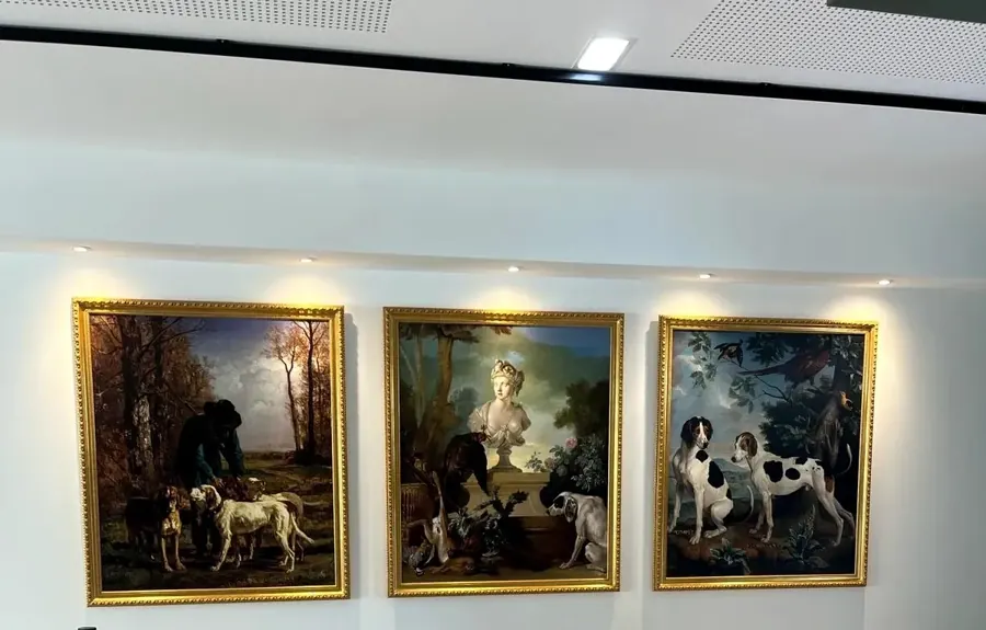 Hôtel SLS, Barcelone : triptyque de tableaux classiques, cadres dorés