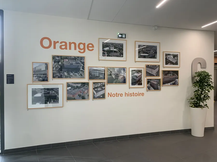 Orange, Toulouse : mur de cadres « Notre histoire »