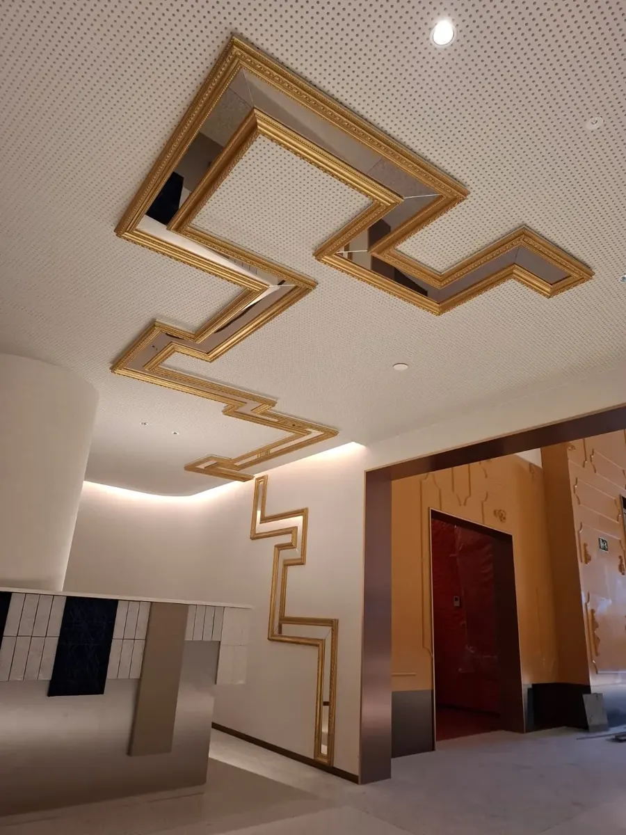 Hôtel SLS, Barcelone : moulures dorées et miroirs, hall