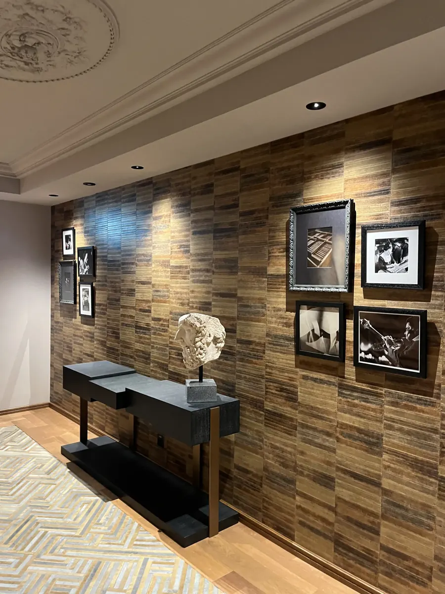 Hôtel, couloir : composition de cadres sur mur texturé