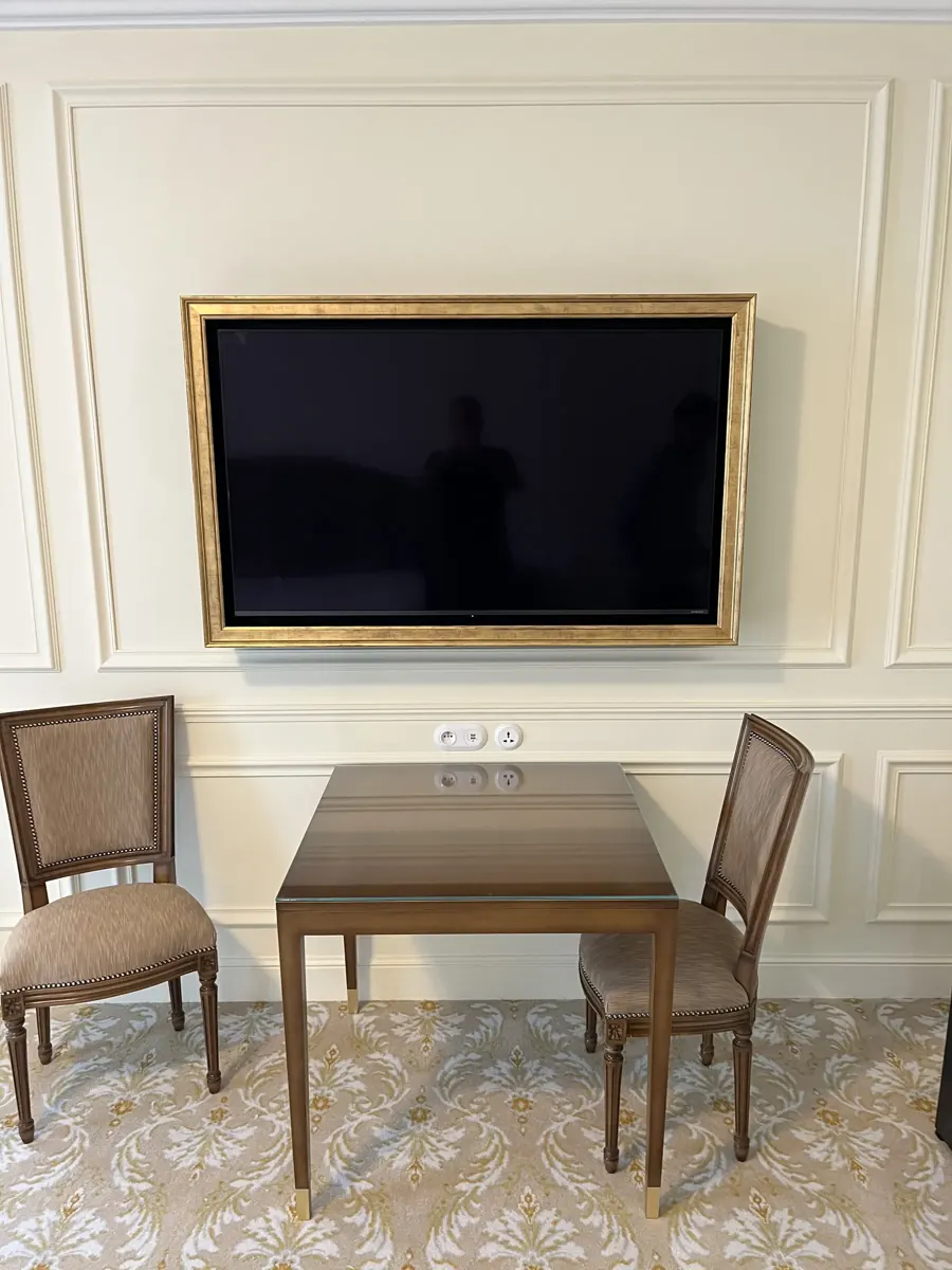 Hôtel, chambre : cadre doré autour de l'écran TV