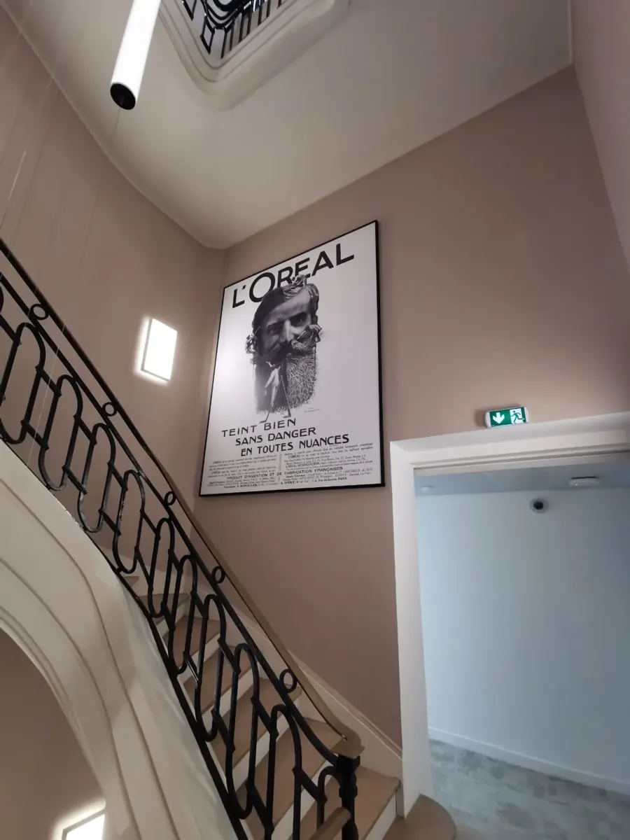 Siège L'Oréal : affiche encadrée grand format, cage d'escalier