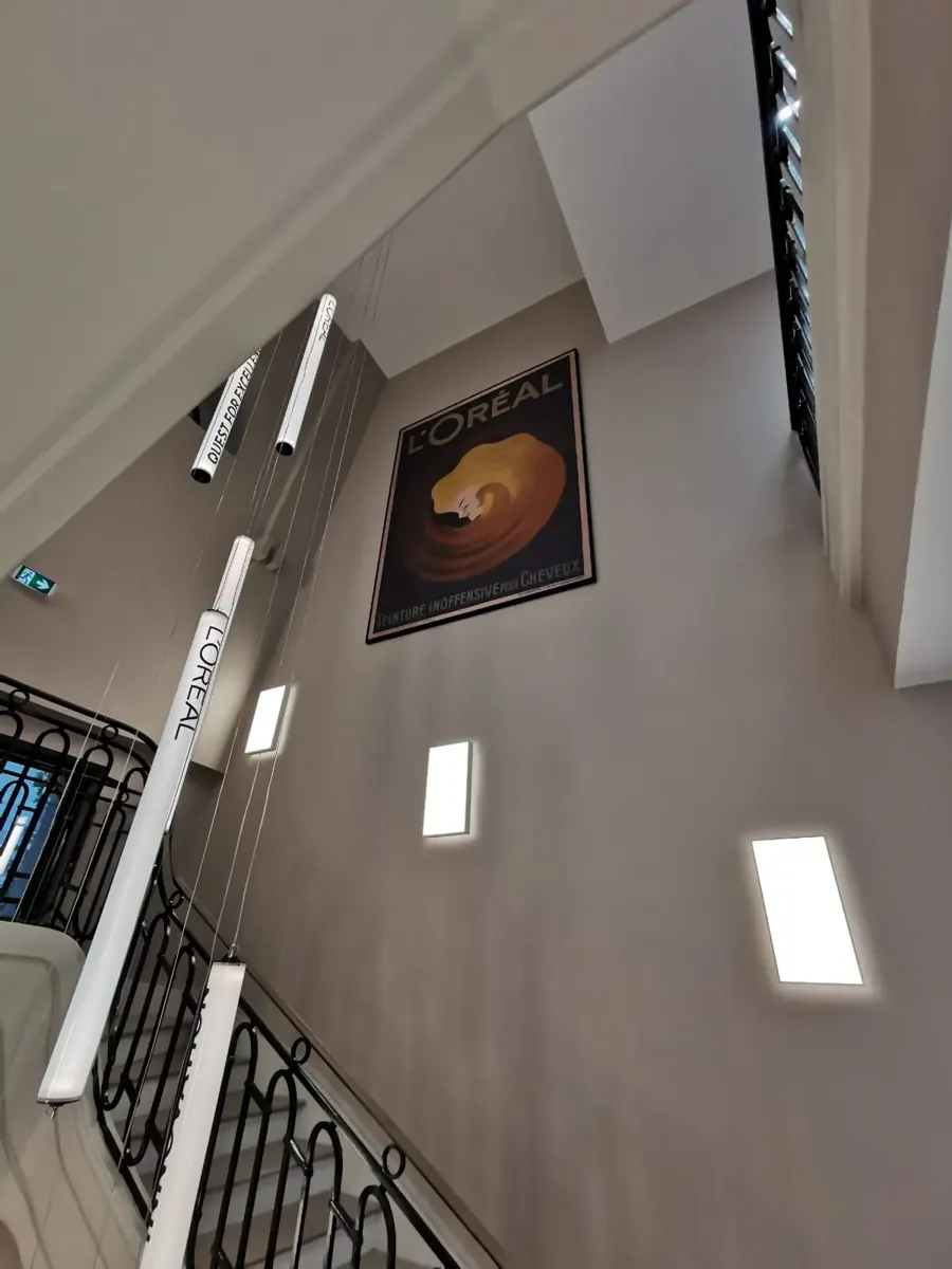 Siège L'Oréal : affiches encadrées, cage d'escalier