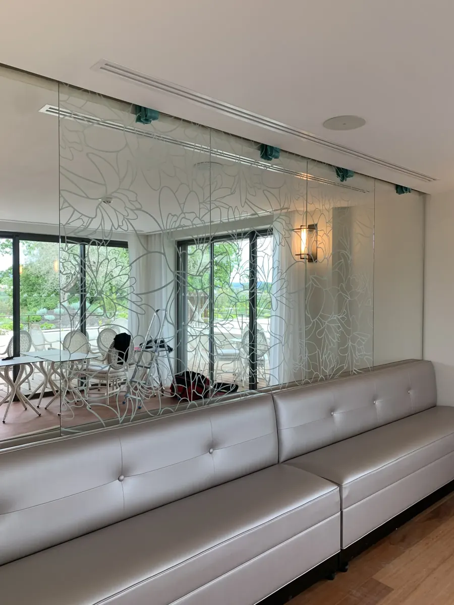 Salon : grand miroir décoratif imprimé