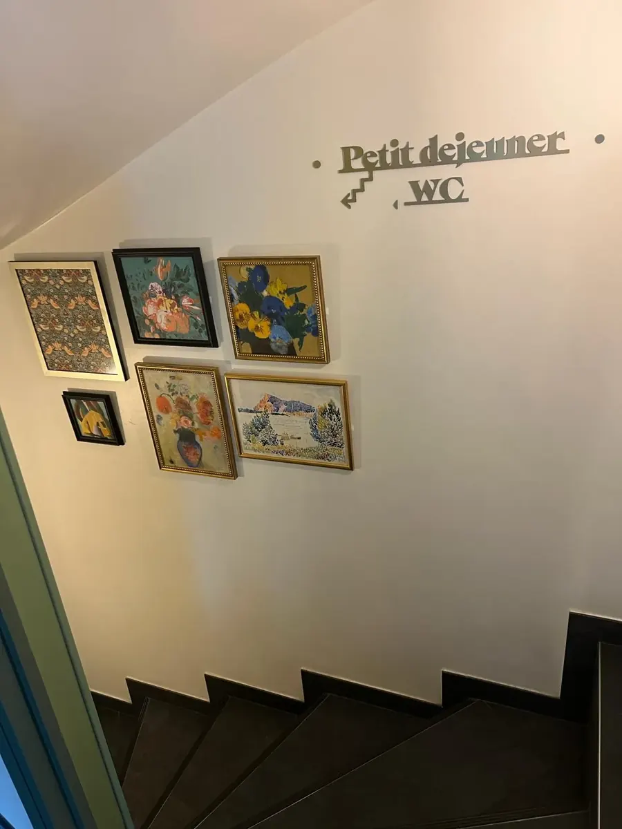 Escalier : composition de cadres et lettrage directionnel