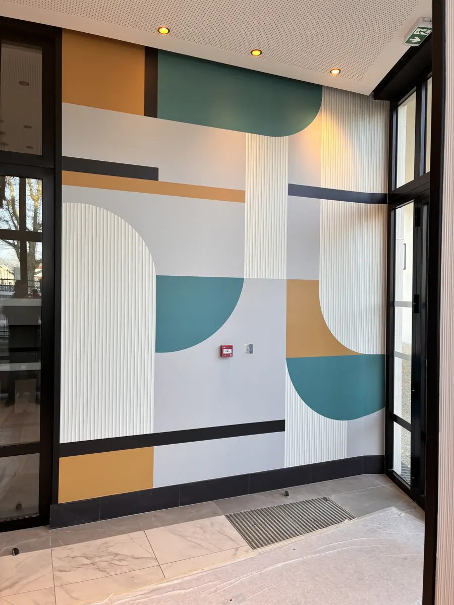 Hall d'immeuble : après : toile murale encollée, mur double hauteur