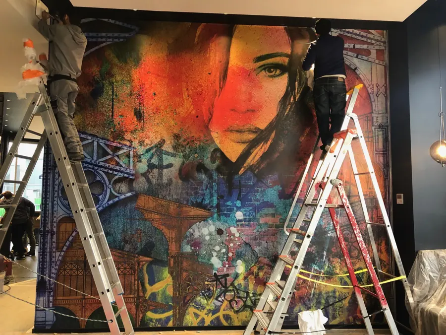 Sur le terrain : pose d'une fresque street art très grand format