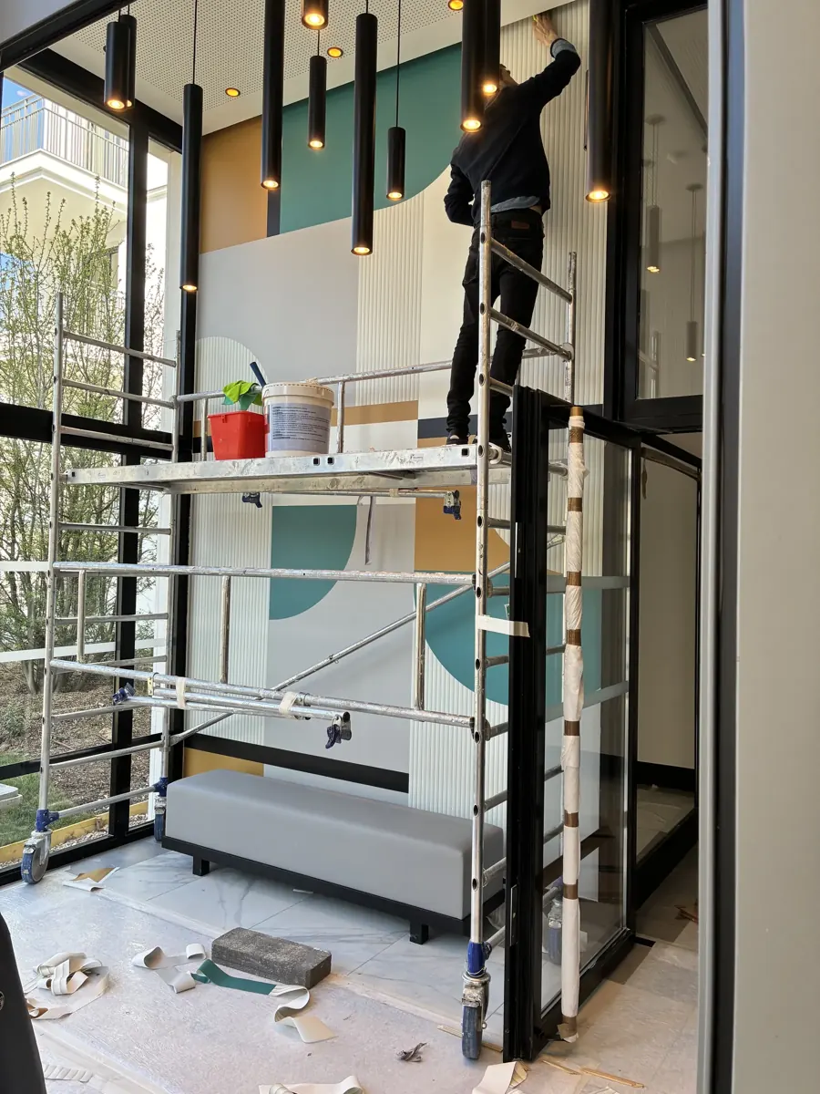 Sur le terrain : pose en grande hauteur dans un hall double hauteur